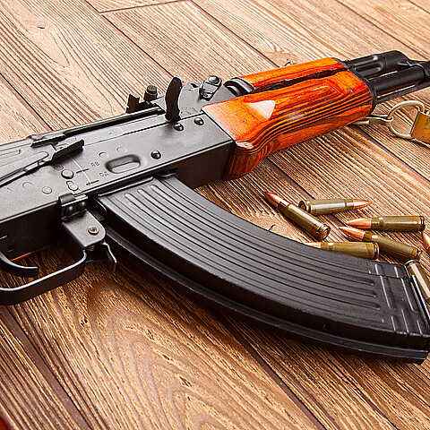 Niño de 12 años acusado de matar a un adulto para robarle sus armas