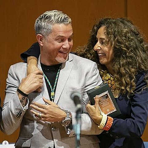 Alejandro Sanz y Rosario Flores, en nombre de su madre Lola Flores a título póstumo, tras recoger los títulos de Hijo e Hija predilectos de la provincia de Cádiz, concedidos en el Palacio de Congresos para celebrar el Día de la Provincia de Cádiz