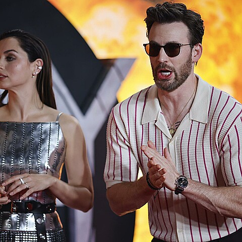 Ana de Armas y Chris Evans comparten de nuevo protagonismo en "Ghosted"