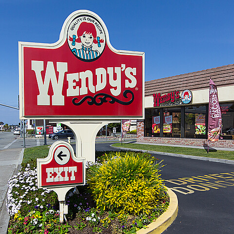 Balean a adolescente empleado de Wendy's en altercado por el tamaño de una bebida