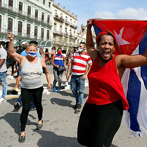 Personas manifiestan su apoyo al gobierno cubano el 11 de julio de 2021, en una calle en La Habana (Cuba)