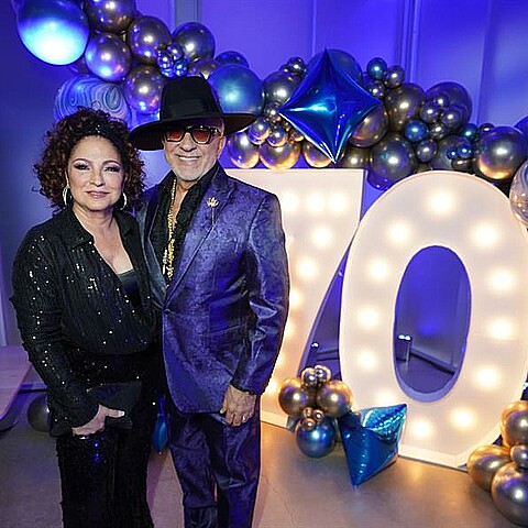 El renombrado productor Emilio Estefan y su esposa Gloria Estefan durante la fiesta de celebración de sus 70 años en la discoteca Superblue de Miami