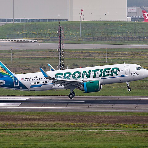 Mujer expulsada de vuelo en Miami intentó morder a los policías y fue detenida