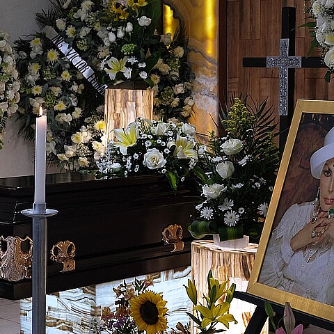 Fotografía que muestra el féretro de la actriz mexicana, Irma Serrano, durante su funeral