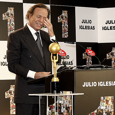 Julio Iglesias, nostálgico, anuncia sus memorias tras defender a Isabel Preysler públicamente