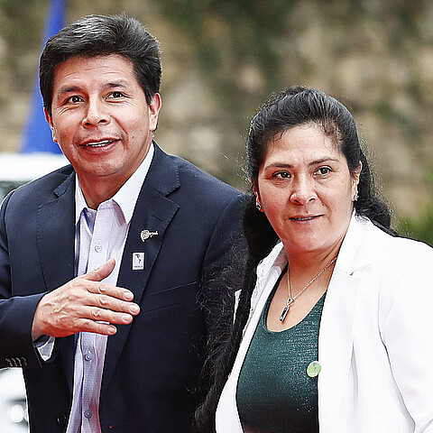 El expresidente de Perú Pedro Castillo (i), junto a su esposa Lilia Ulcida Paredes (d)