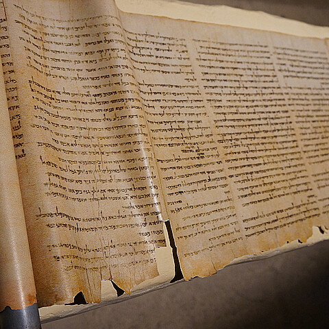 La Biblia hebrea más antigua escrita a mano en Egipto sale a subasta: podría venderse hasta por $50 millones 