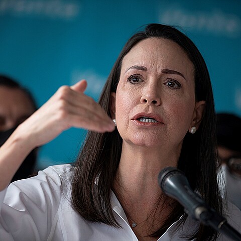 La opositora venezolana, María Corina Machado, habla durante una rueda de prensa en Caracas