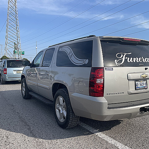 Un coche fúnebre (c) traslada los cuerpos de dos ciudadanos estadounidenses hacía su país hoy, desde la sede del Servicio Medico Forense (Semefo) en Matamoros (México). 
