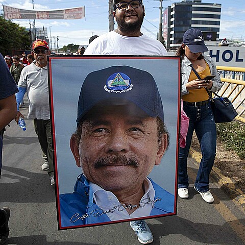 Una persona con un cuadro del gobernante Daniel Ortega en Managua (Nicaragua).