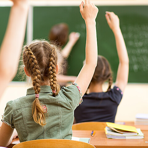 Pizarrón se convierte en salón antibalas en caso de tiroteo: la idea de un distrito escolar en Alabama