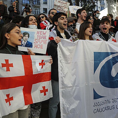 Un grupo de personas celebra la derogación de la "ley de agentes extranjeros" ante el edificio del Parlamento 