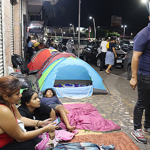 Migrantes ecuatorianos esperan para solucionar su situación y poder avanzar TAPACHULA (MÉXICO), 16/02/2023
