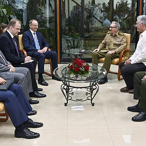Raúl Castro y Miguel Díaz-Canel junto al general Nikolai Patrushev.