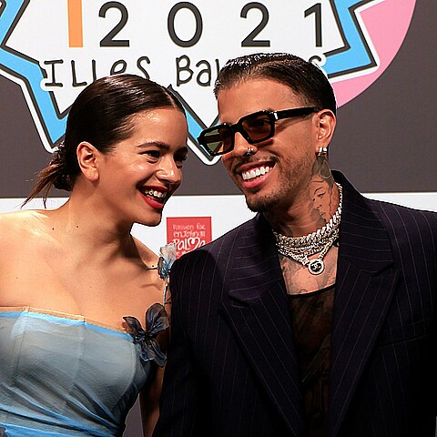 Rosalía y Rauw Alejandro posan para los fotógrafos a su llegada a la gala de Los40 Music Adwards