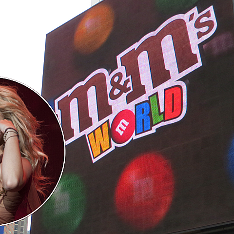 Captan a la cantante llorando en plena tienda de chocolates 