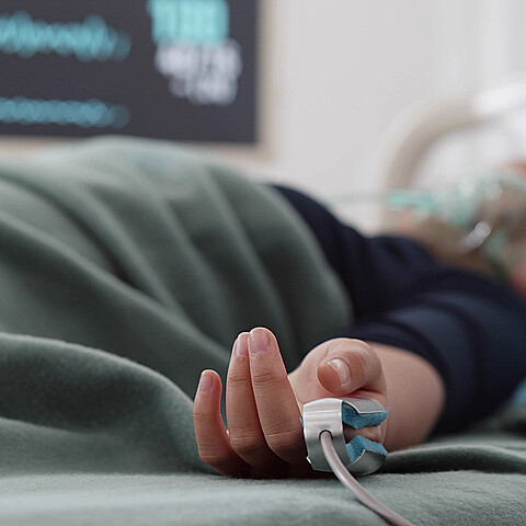 Joven lucha por su vida en un hospital tras ser hallado cubierto de orina y pintura en spray, por posible "novatada"