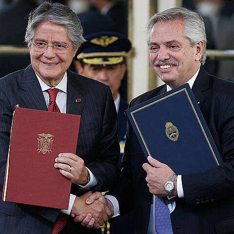 El presidente de Argentina, Alberto Fernández (d), y su homólogo de Ecuador, Guillermo Lasso (i), posan para durante una declaración conjunta ante los medios de comunicación