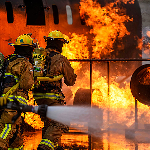 Bomberos apagando el fuego