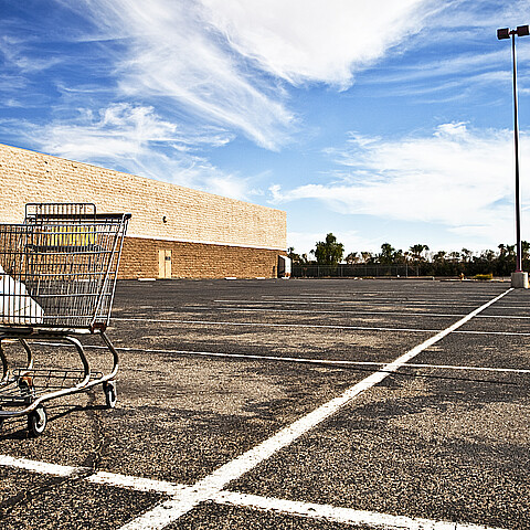 Encuentran cadáver en un carrito de compras afuera de una tienda de comestibles en California