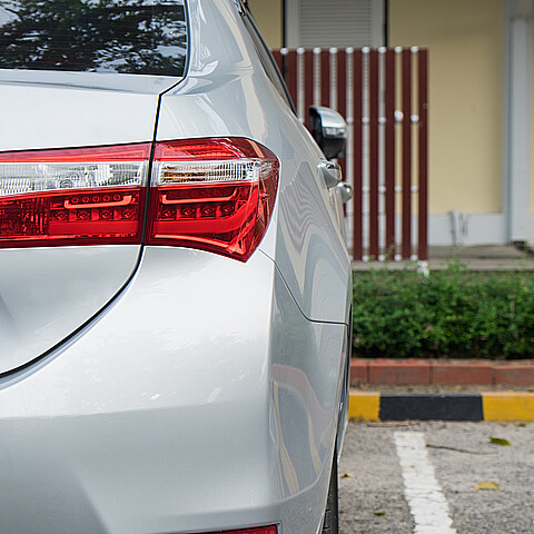 Carros aparcados delante