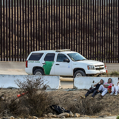 Policías estadounidenses realizan rondas de vigilancia en los limites de la ciudad de Tijuana, en Baja California (México).