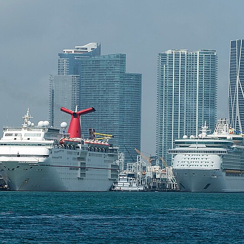 Vista de un crucero de la compañía Carnival (i) y otro de la compañía Royal Caribbean (d) atracados en la Bahía de Miami, Florida