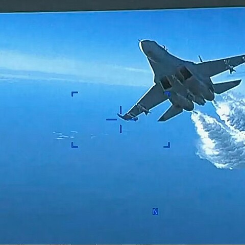 Un Su-27 ruso acercándose a la parte trasera del dron MQ-9 y comenzando a liberar combustible