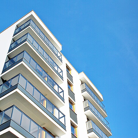 Hombre es acusado de empujar a una mujer desde el cuarto piso de un edificio de apartamentos