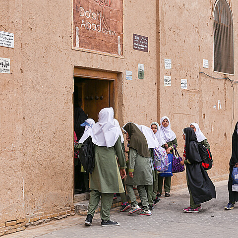 Un grupo de niñas musulmanas iraníes a la entrada del jardín Dowlat Abad