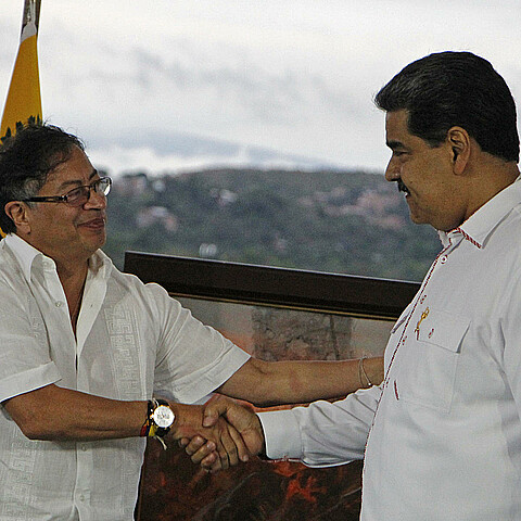 El presidente de Colombia Gustavo Petro (i), junto a su homólogo venezolano Nicolás Maduro
