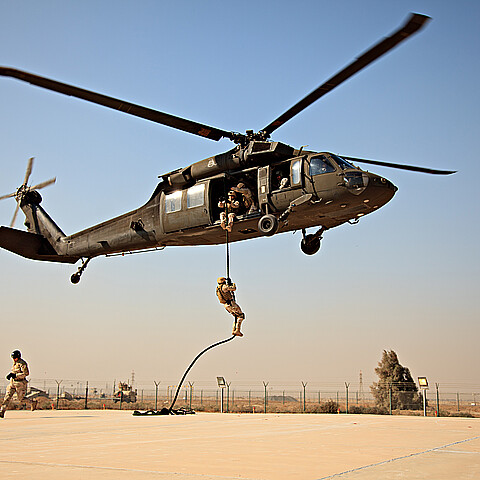 Los EOD de la Marina de los EE. UU. bajan con cuerdas rápidas de un Blackhawk SH-60 en un ejercicio de entrenamiento. 