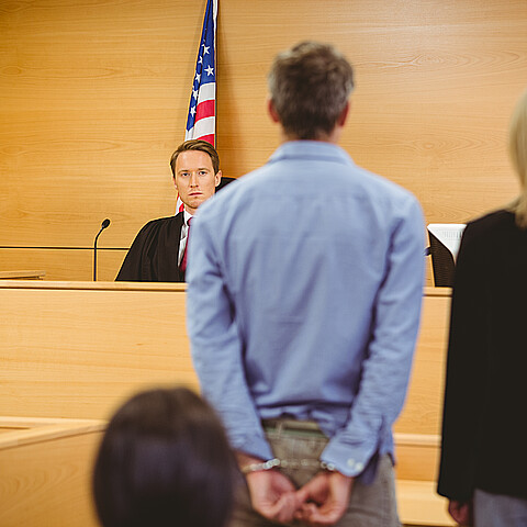 Juez a punto de golpear una pala en un bloque sonoro en la sala del tribunal