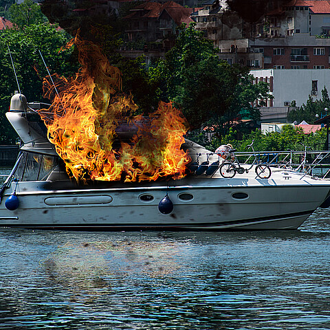 Yate envuelto en llamas