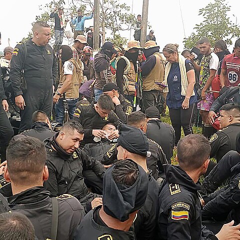 Grupo de policías que permanecen retenidos por un grupo de indígenas en Colombia