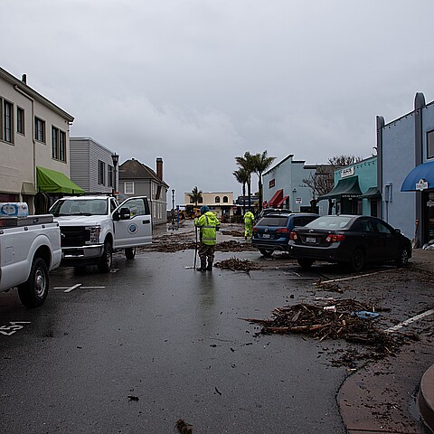 Ciclón de bomba causa graves tormentas y graves daños a las inundaciones