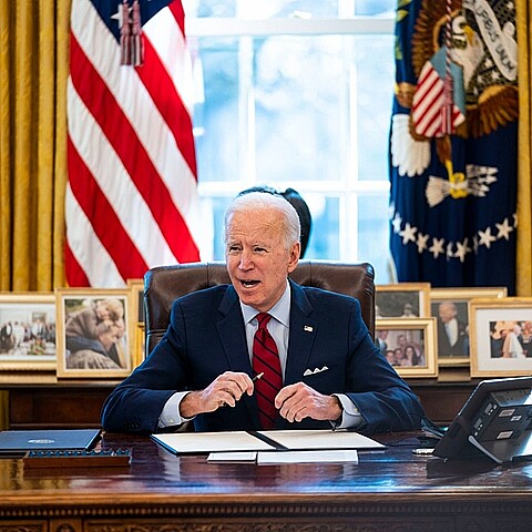 Joe Biden promulga ley para desclasificar documentos sobre los orígenes del COVID-19