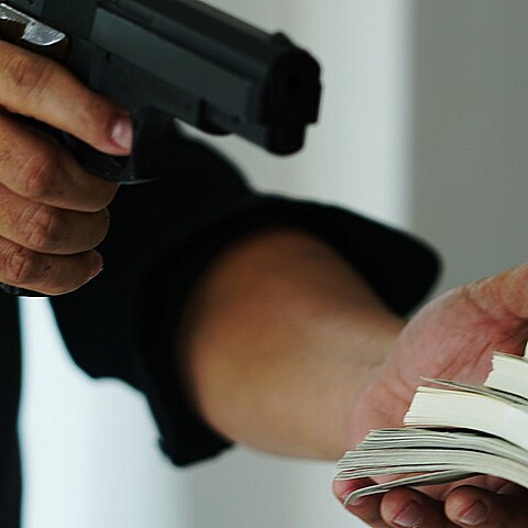 Policía busca a ladrón de bancos en Miami