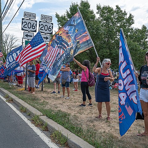 Simpatizantes de Trump se congregan en Mar-a-Lago