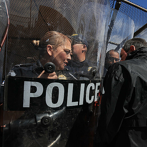 Policías estadounidenses acuden a controlar una protesta de cientos de migrantes