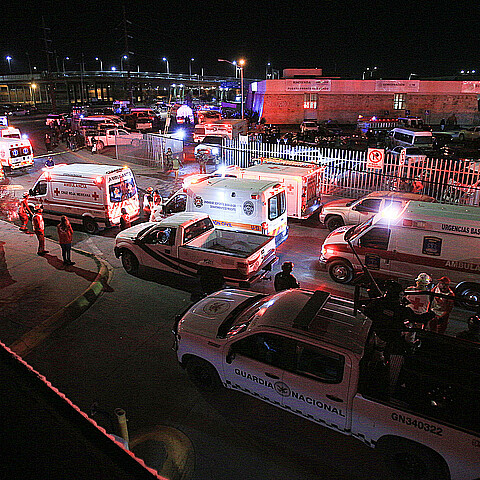 Personal de rescate acuden al auxilio durante un incendio en las instalaciones del Instituto Nacional de Migración