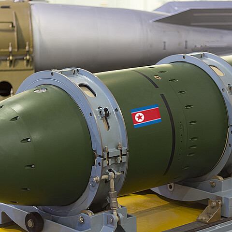 Una ojiva en un puesto de transporte, contra un cohete