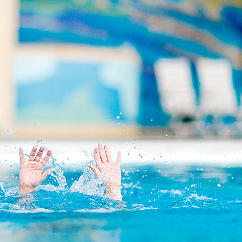 Niño en una piscina