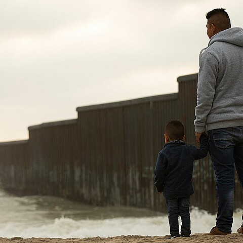 Inmediatamente tras el abandono, se acerca al lugar una unidad de la agencia, y una agente se baja del vehículo para rescatar al pequeño