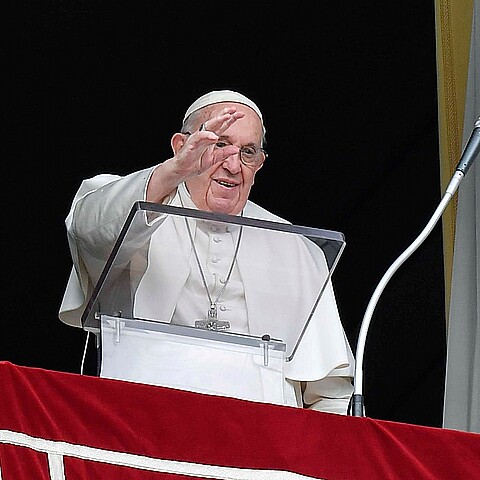 El Papa Francisco entrega su bendición