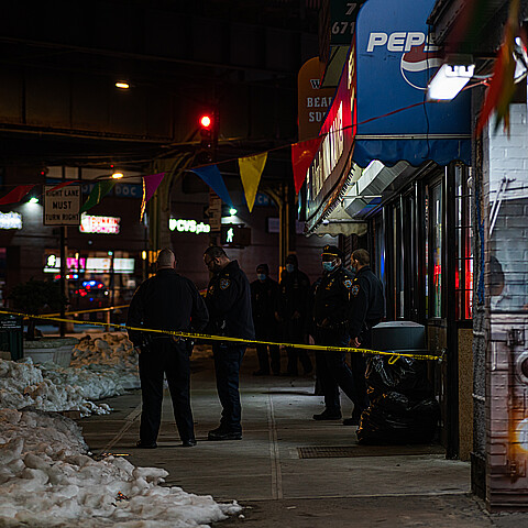 La policía de new york al frente de una tienda