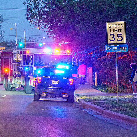 Una patrulla de policía y un camión de bomberos responden a un incidente en Texas