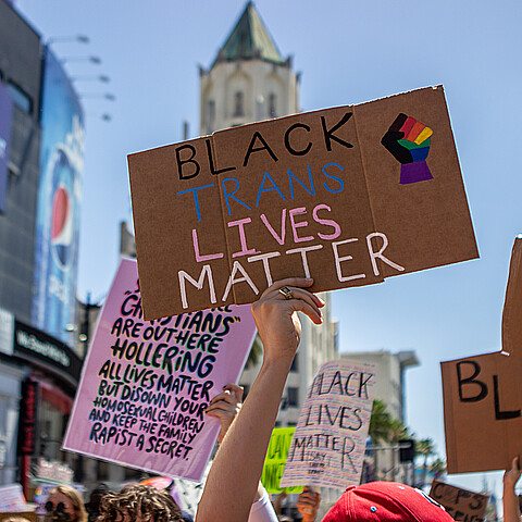 Manifestante con un cartel de Black Trans Lives Matter en la marcha