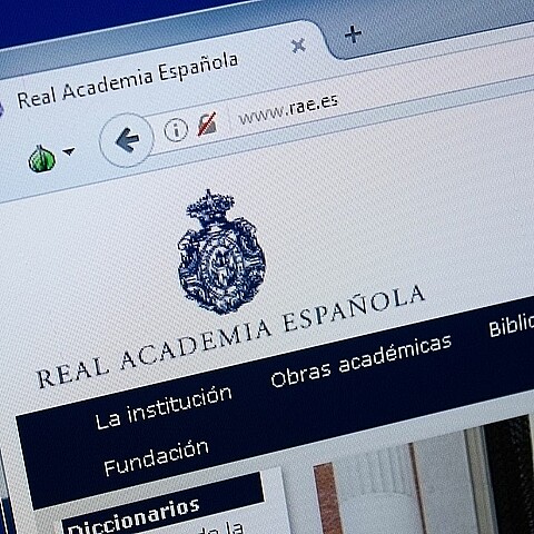 La RAE rectificó y le devuelve la tilde a "sólo"