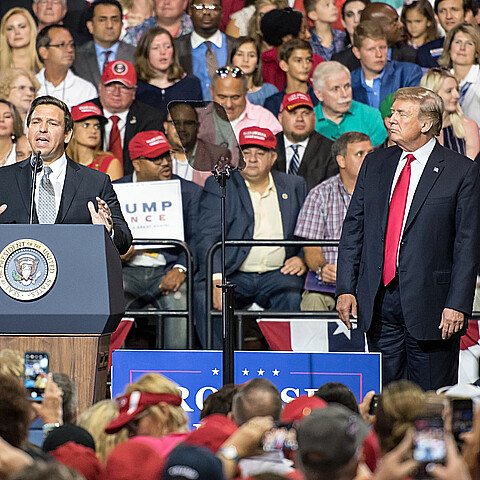 El gobernador Ron DeSantis se dirige a una multitud con el expresidente Donald Trump